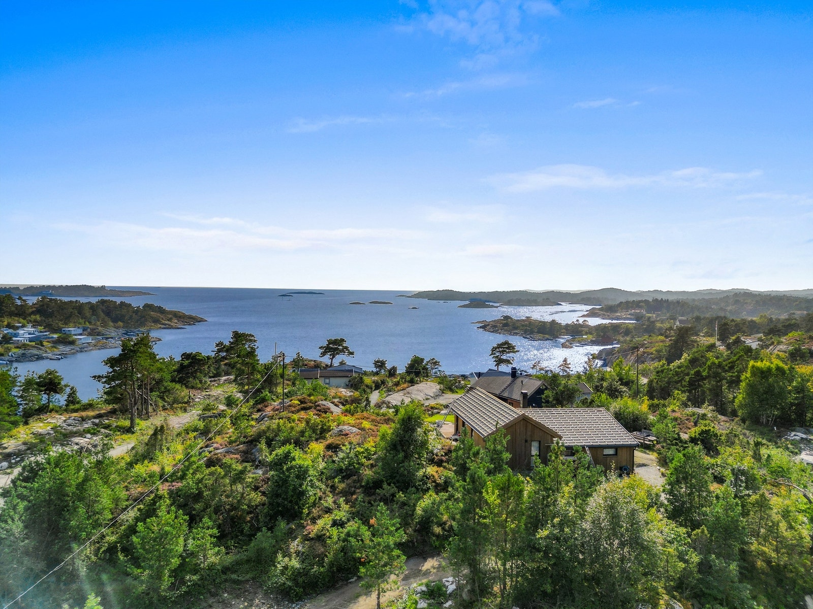 Flotte områder utenfor hyttefeltet. Holmer og skjær. Ålesøya til venstre og Auesøya til høyre. Galleribilde