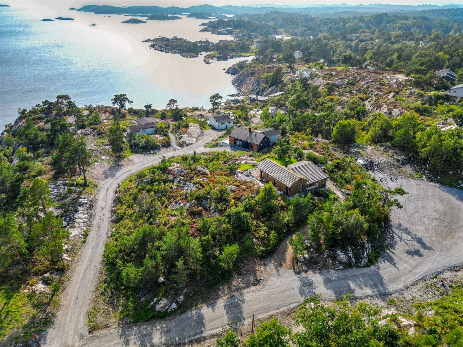 Utsikten mot Auesøya og horisonten. Tomt 24 og 25 midt i bildet. Galleribilde
