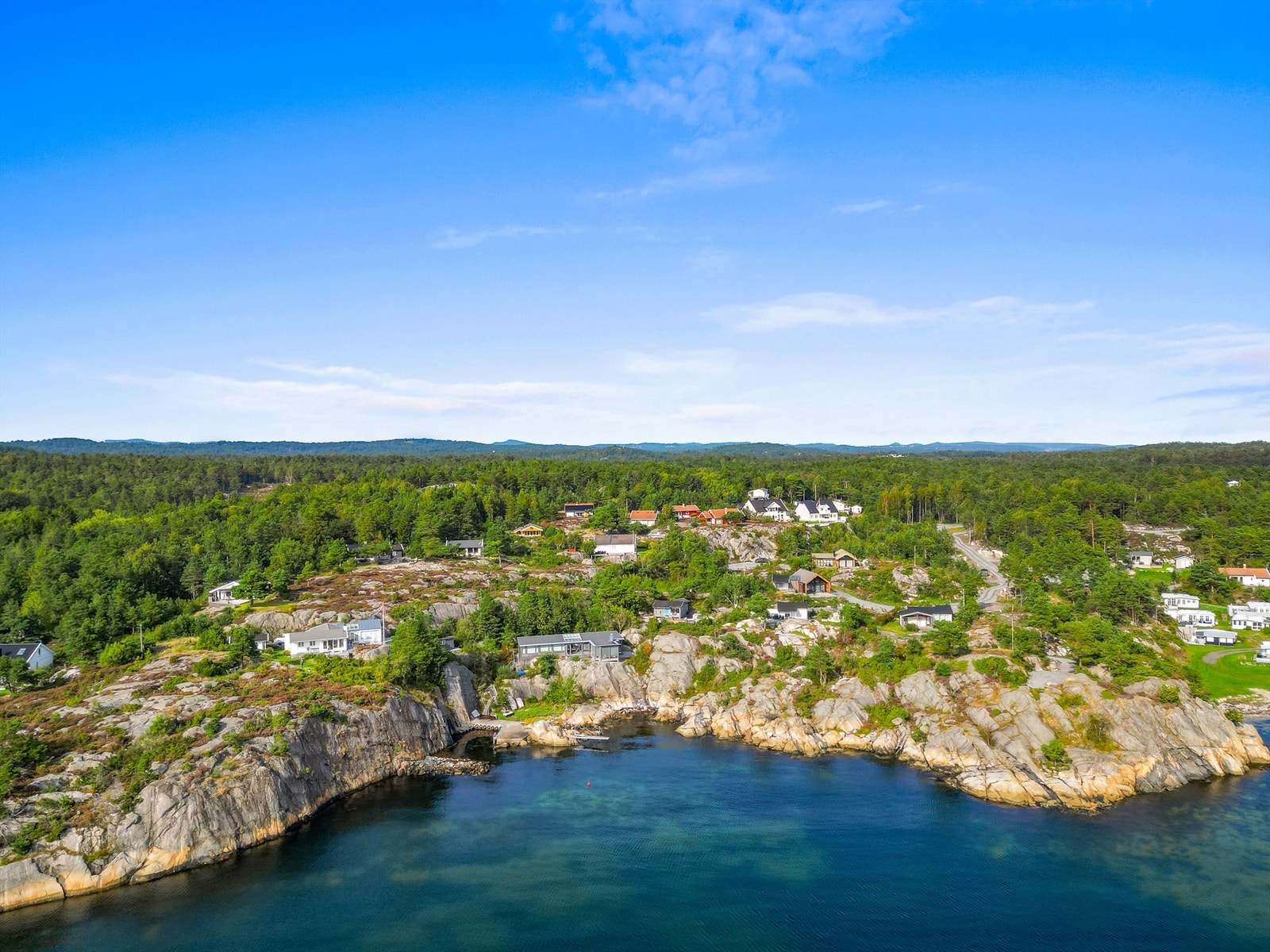 Tomtefeltet sett fra sjøen. Galleribilde