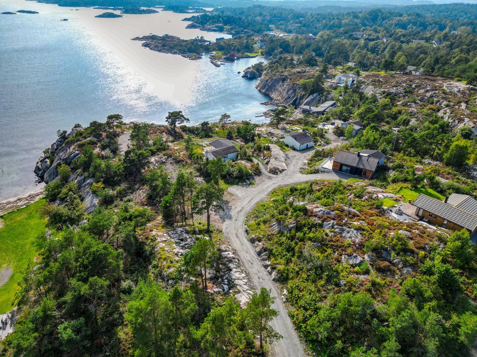 Breivikodden med strand til venstre. Tomtene 14 og 15 til venstre og tomtene 24 og 25 til høyre for veien. Galleribilde