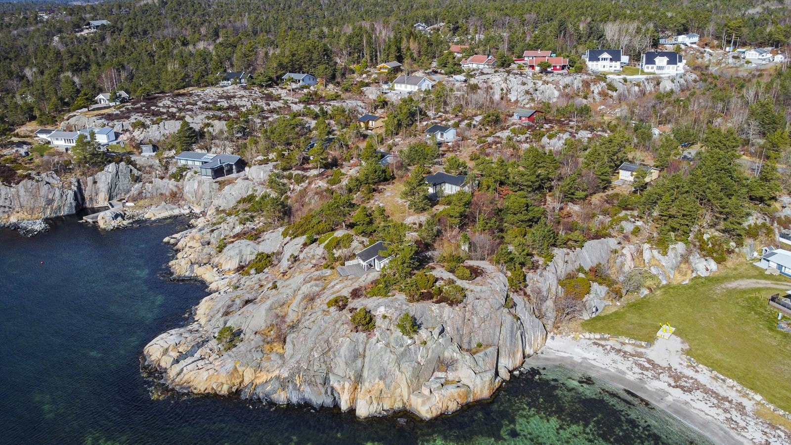 Fellesområdet med svabergene. Hyttefeltet midt i bildet. De to gule hyttene er fjernet. Galleribilde
