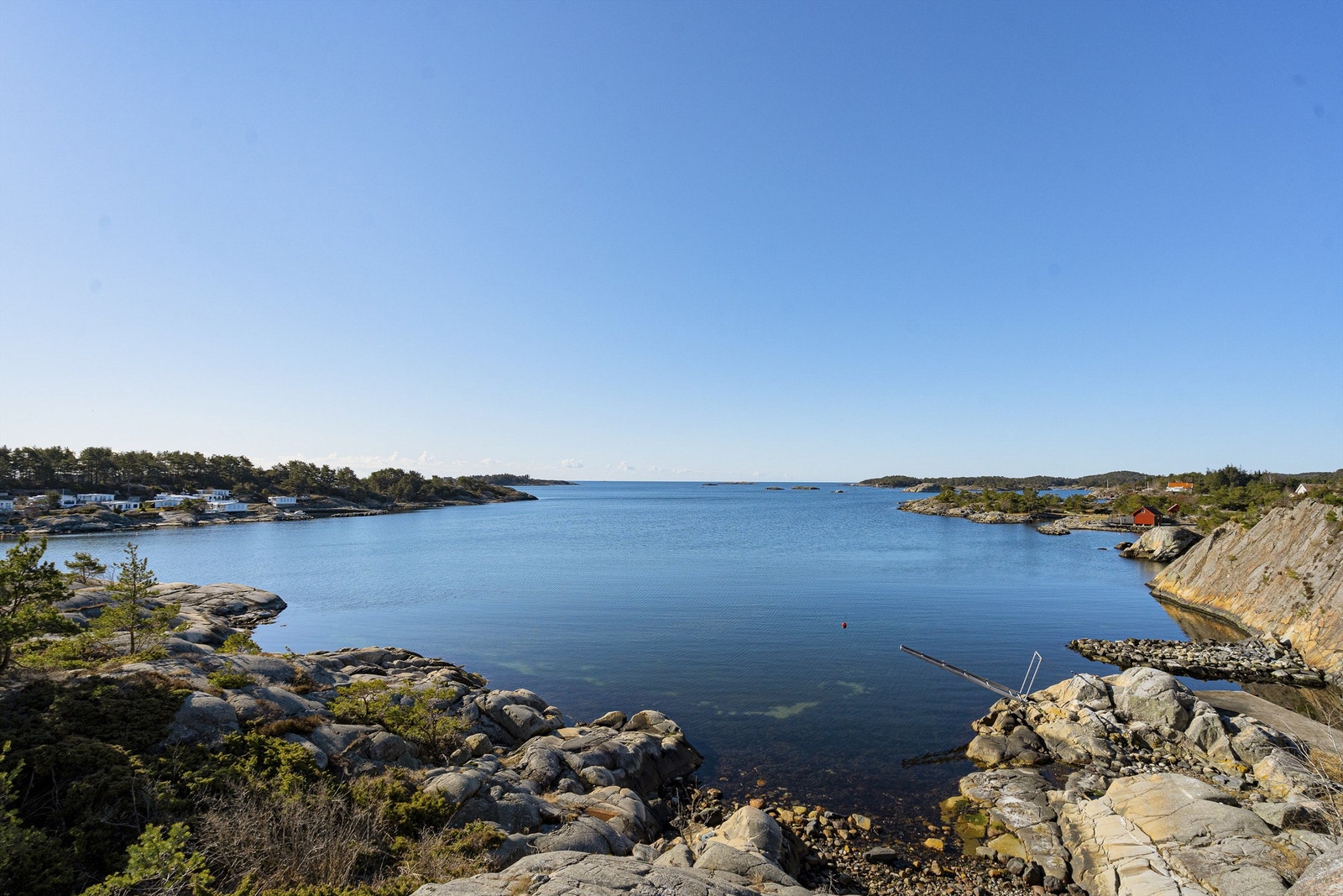 Felles svaberg med flotte badeplasser. Med gode solforhold. Galleribilde