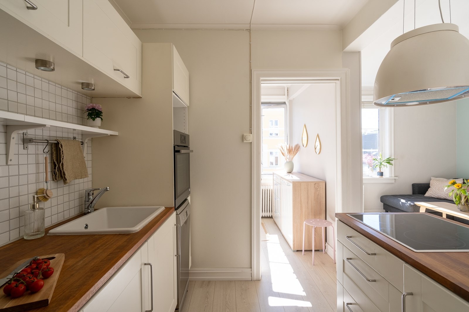 Hvitevarer som induksjon koketopp, innebygget stekeovn i høyskap og frittstående kjøleskap/fryser på enden av innredningen. Nisje til oppvaskmaskin (smal type). Galleribilde