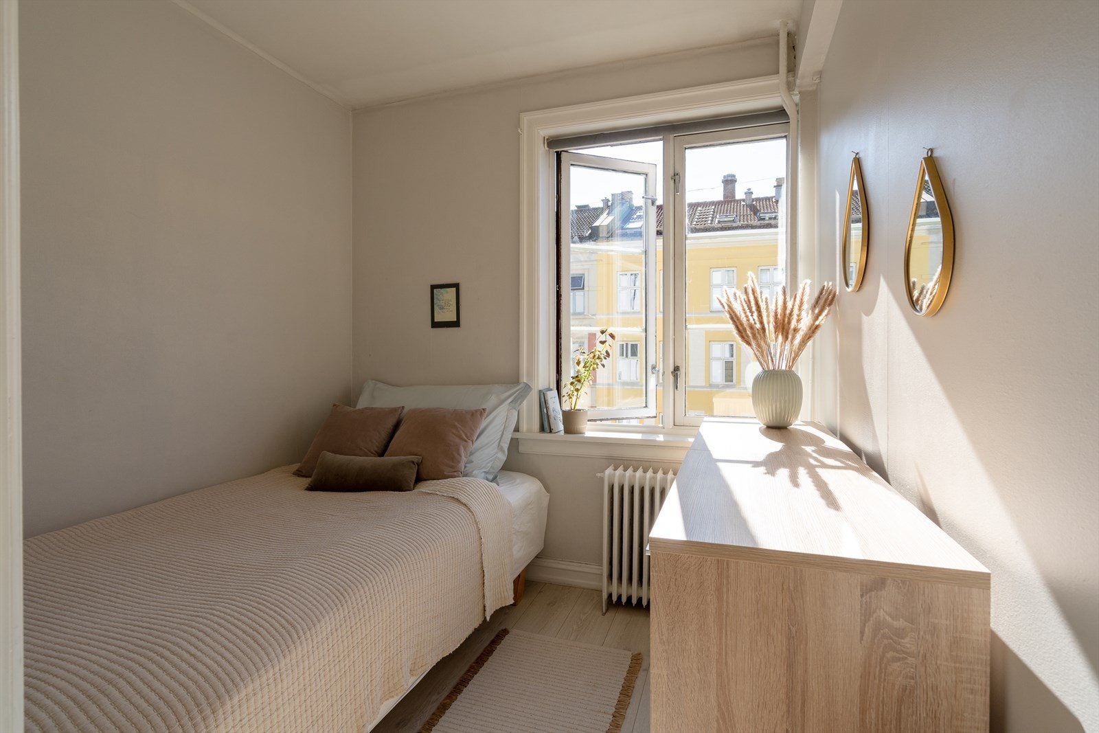 Rommet er ca. 5 kvm, som er noe under anbefalt størrelse for soverom. Kjøper må selv vurdere eget behov med tanke på møblering. Galleribilde