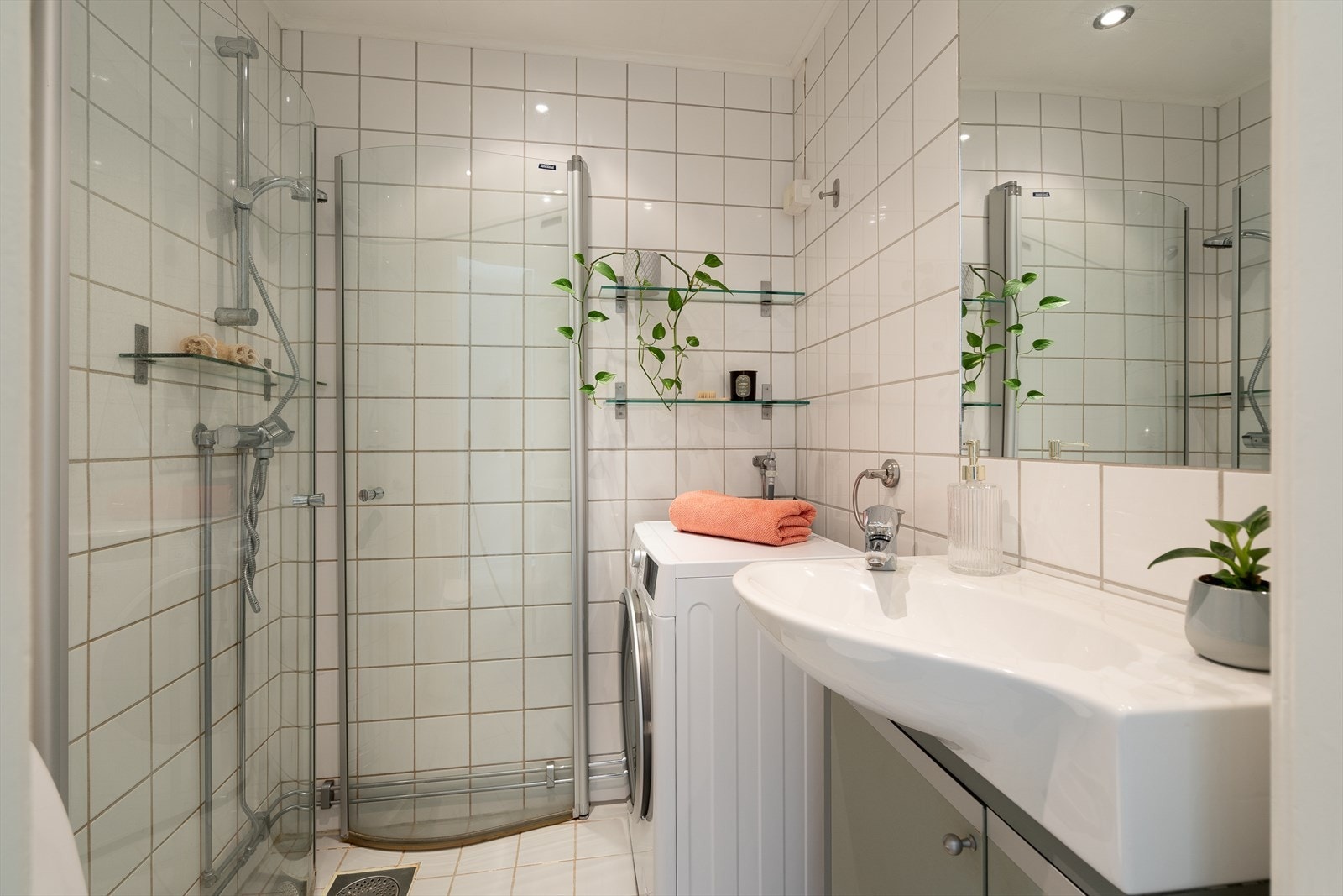 Badet er i følge sameiet rehabilitert i 2005 med fliser på vegger og gulv. Galleribilde