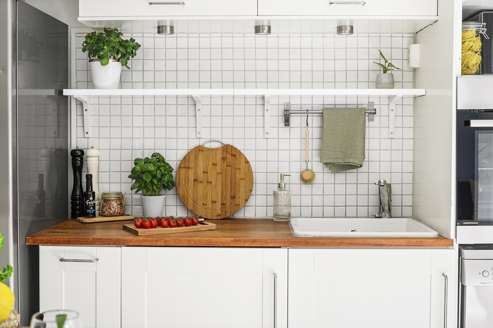 Over benkeplaten er det lagt fliser som gjør matlagningen enklere. Galleribilde