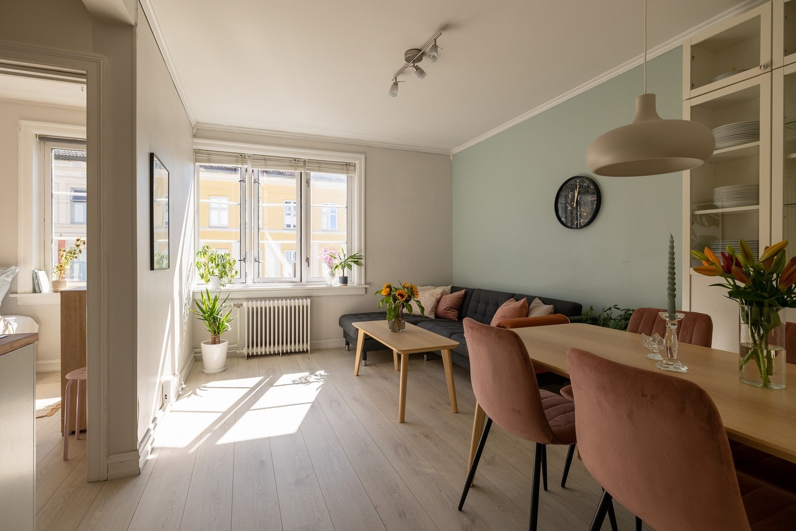 Overflatene er holdt nøytrale mot en kontrastvegg, og på gulv er det lagt slitesterkt laminat. Galleribilde