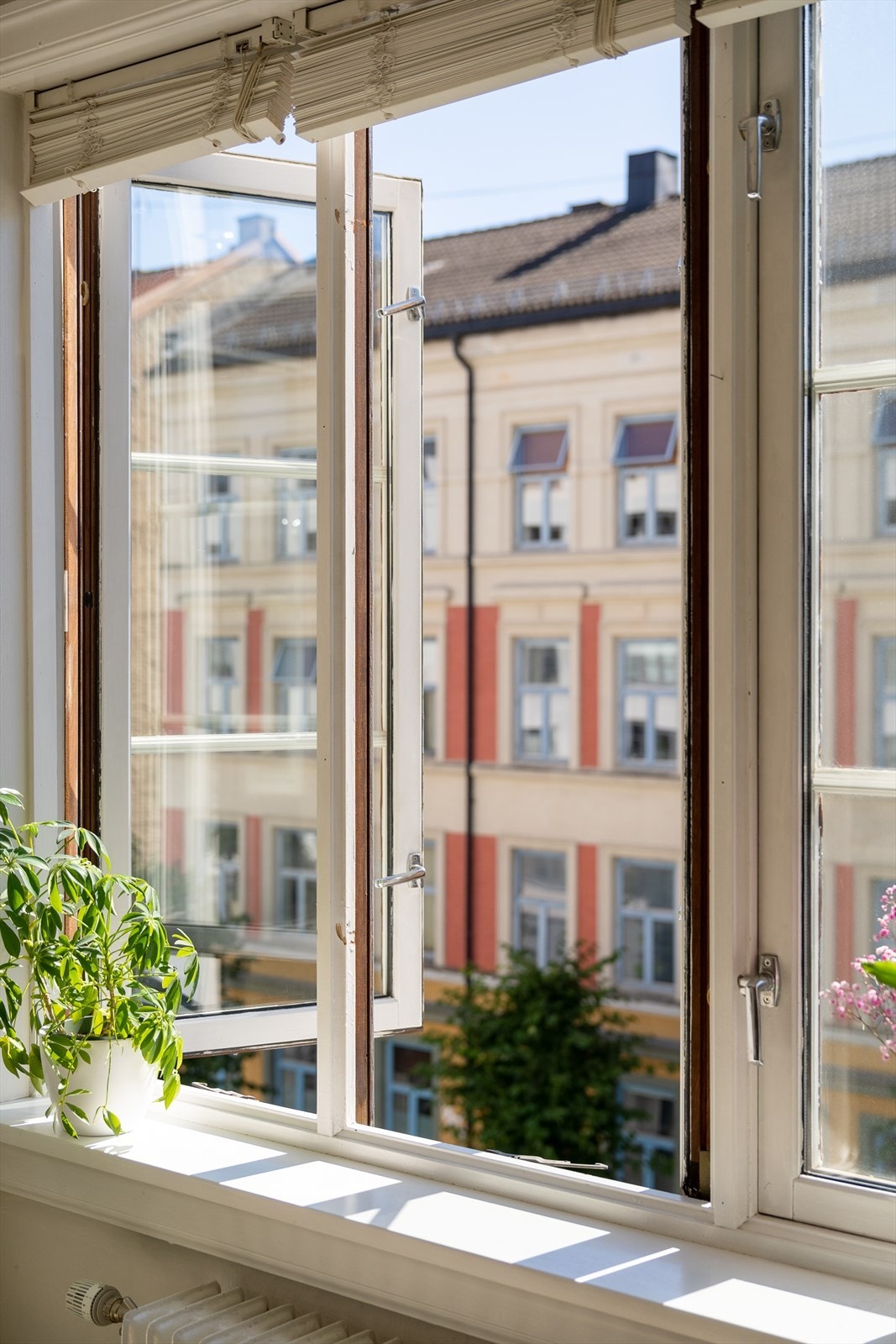 Boligen ligger i en stille og rolig gate innerst på Rodeløkka, så her kan du sove godt om natten! Galleribilde