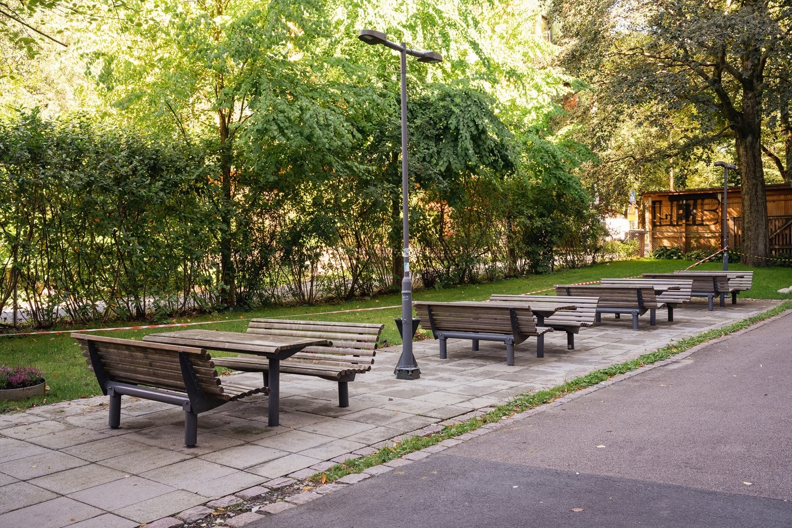 Sameiet har i tillegg en pent opparbeidet bakgård med grill, sittegrupper og grønne omgivelser. Galleribilde
