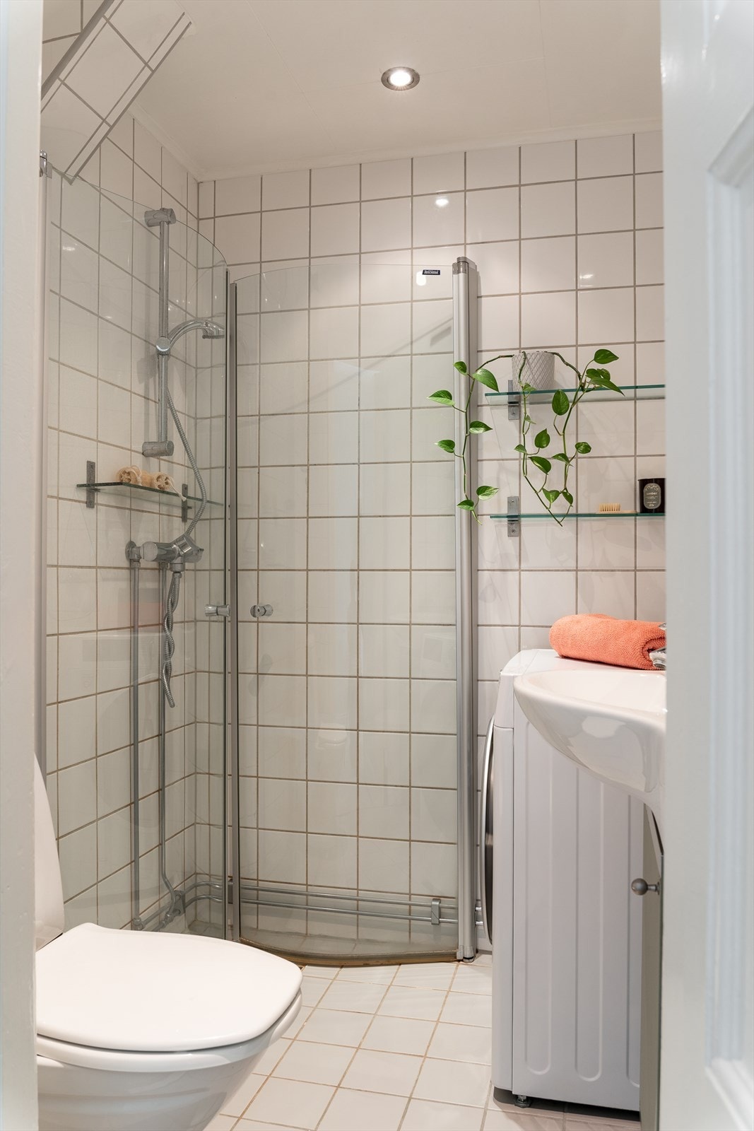 Her har du alt du trenger, inkludert opplegg for vaskemaskin (smal type er satt inn på dette) Galleribilde