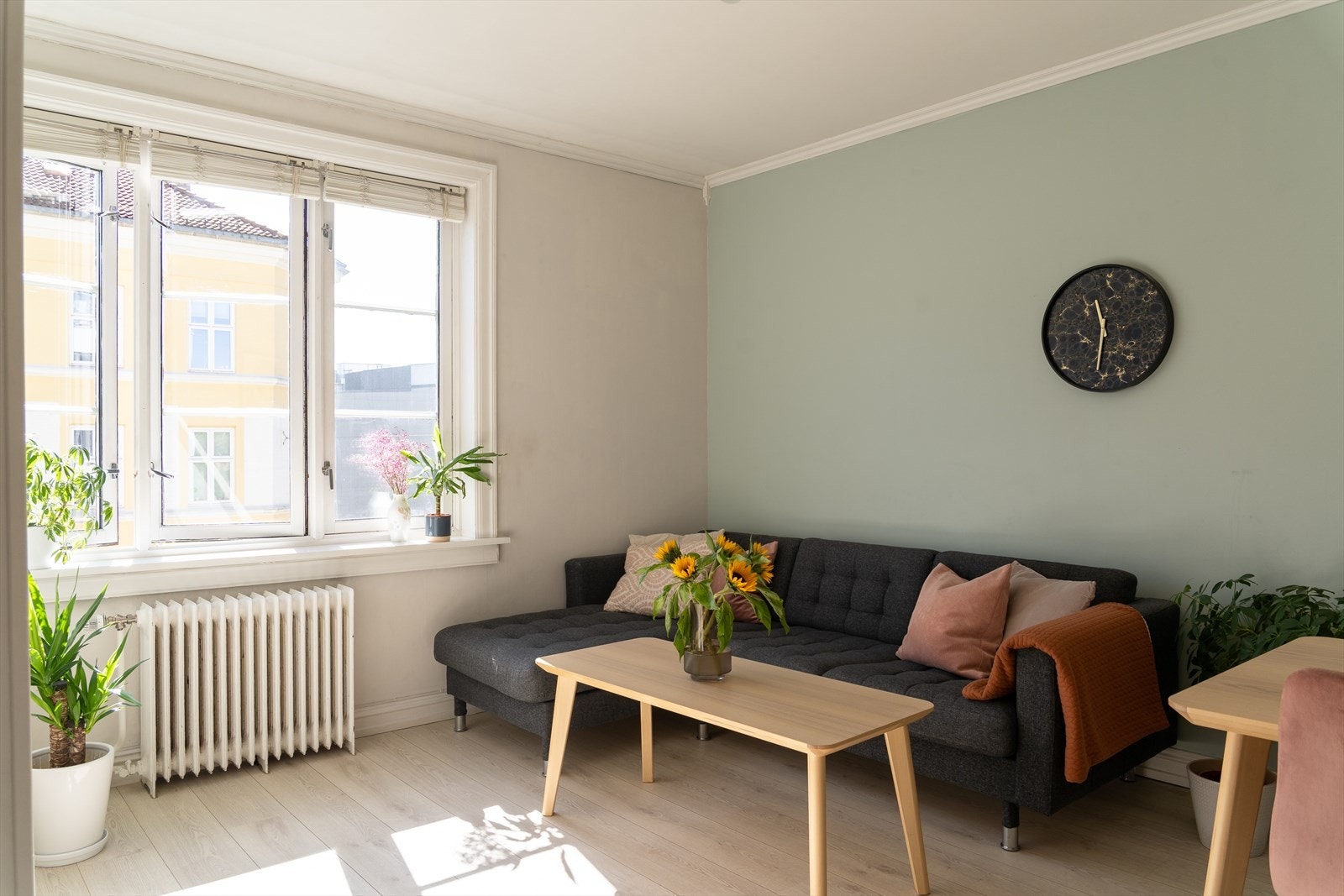 Boligen har sentral oppvarming som gir lave strømregninger og en lun/behagelig atmosfære gjennom hele året. Galleribilde