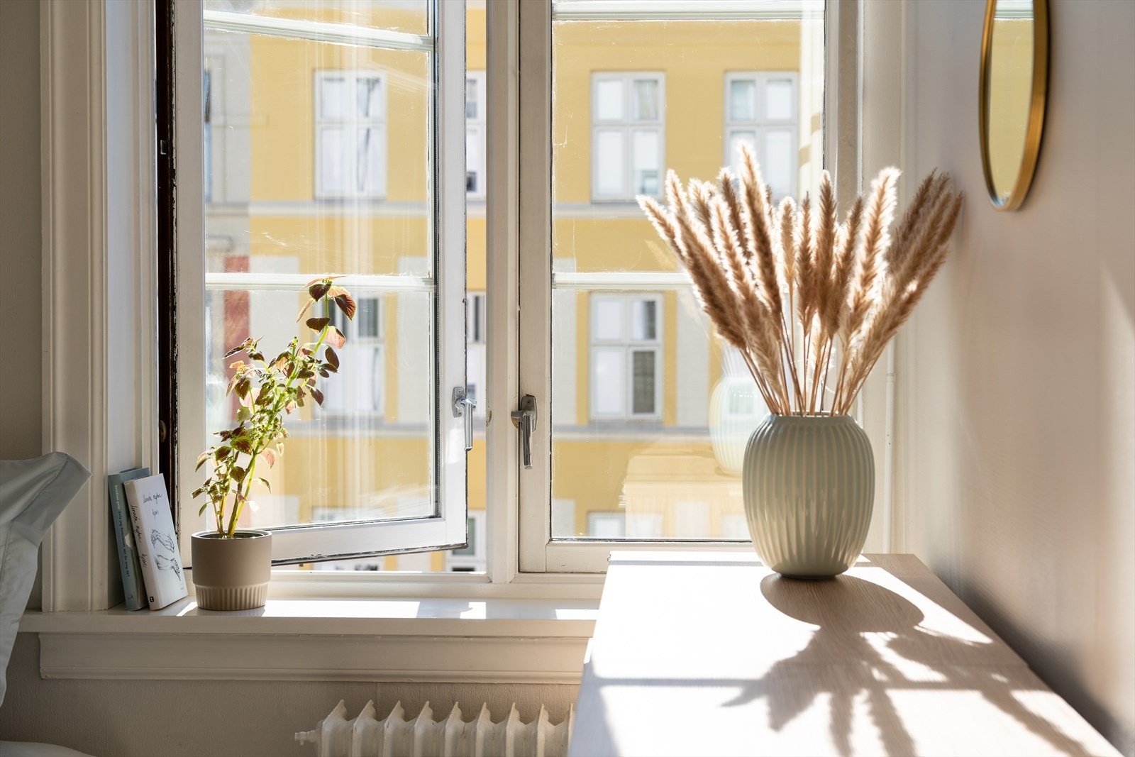Soverommet vender ut i en rolig gate med lite trafikk så her kan du sove godt! Galleribilde