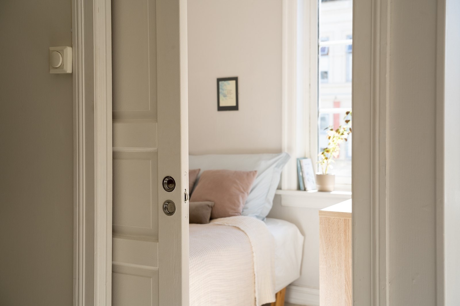 Fra kjøkken er det skyvedør inn til et rom som i dag er innredet som soverom. Galleribilde