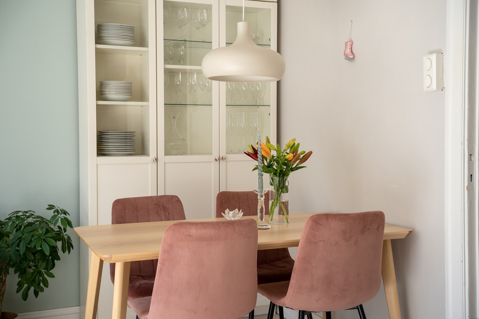 Boligen disponerer i tillegg to kjellerboder og en loftsbod. Galleribilde