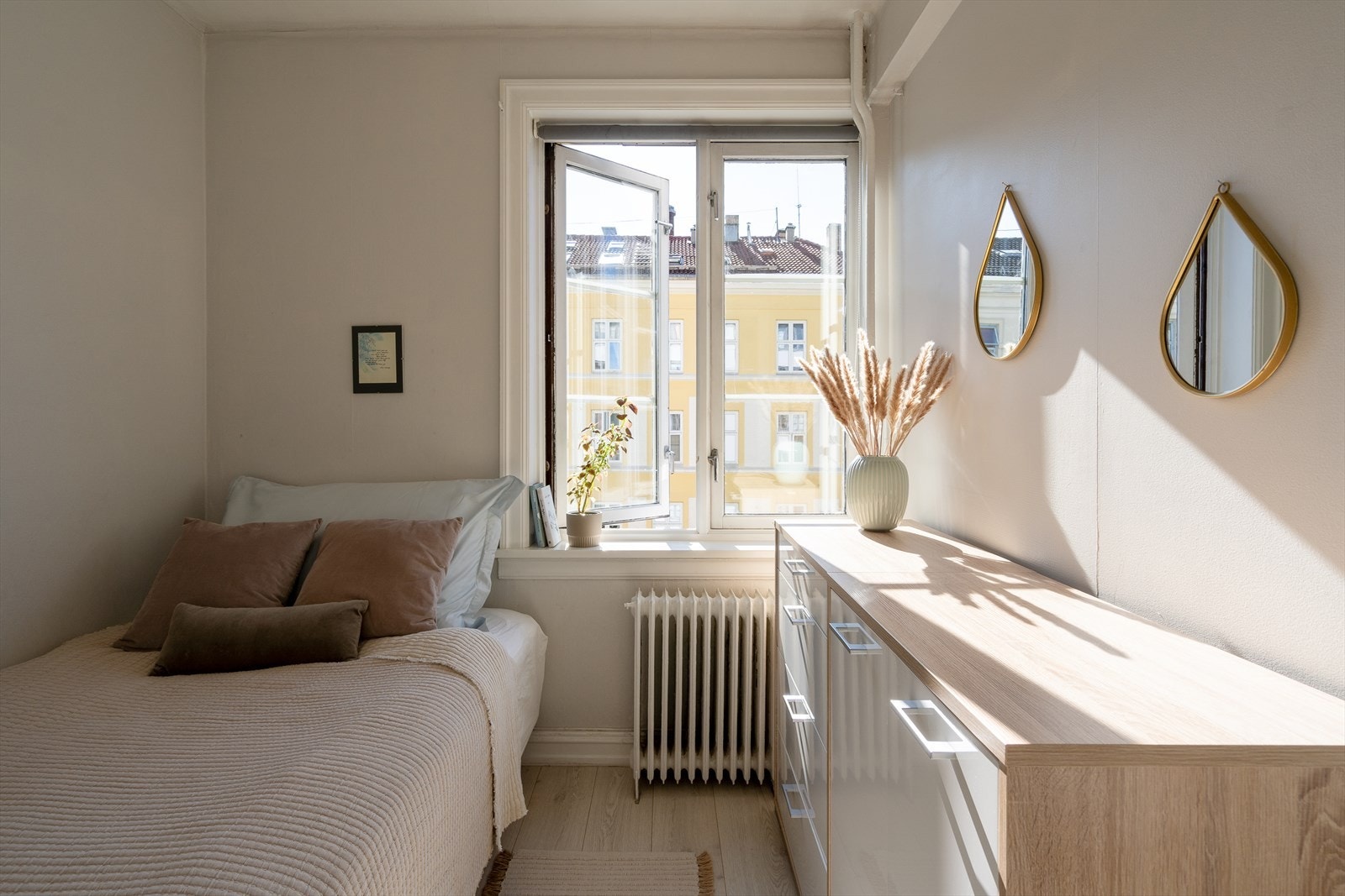 Soverommet er lyst og luftig med god plass til både seng og skap. Galleribilde