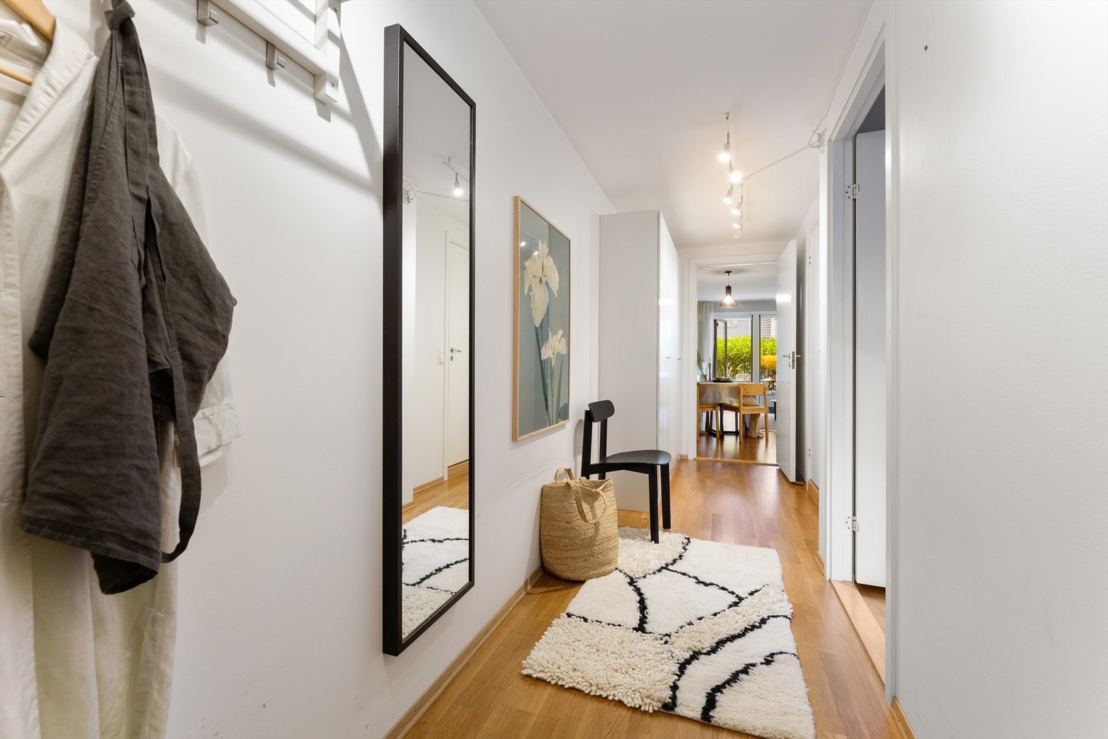 Entrè med adkomst til soverom 2, baderom og stue/kjøkken Galleribilde