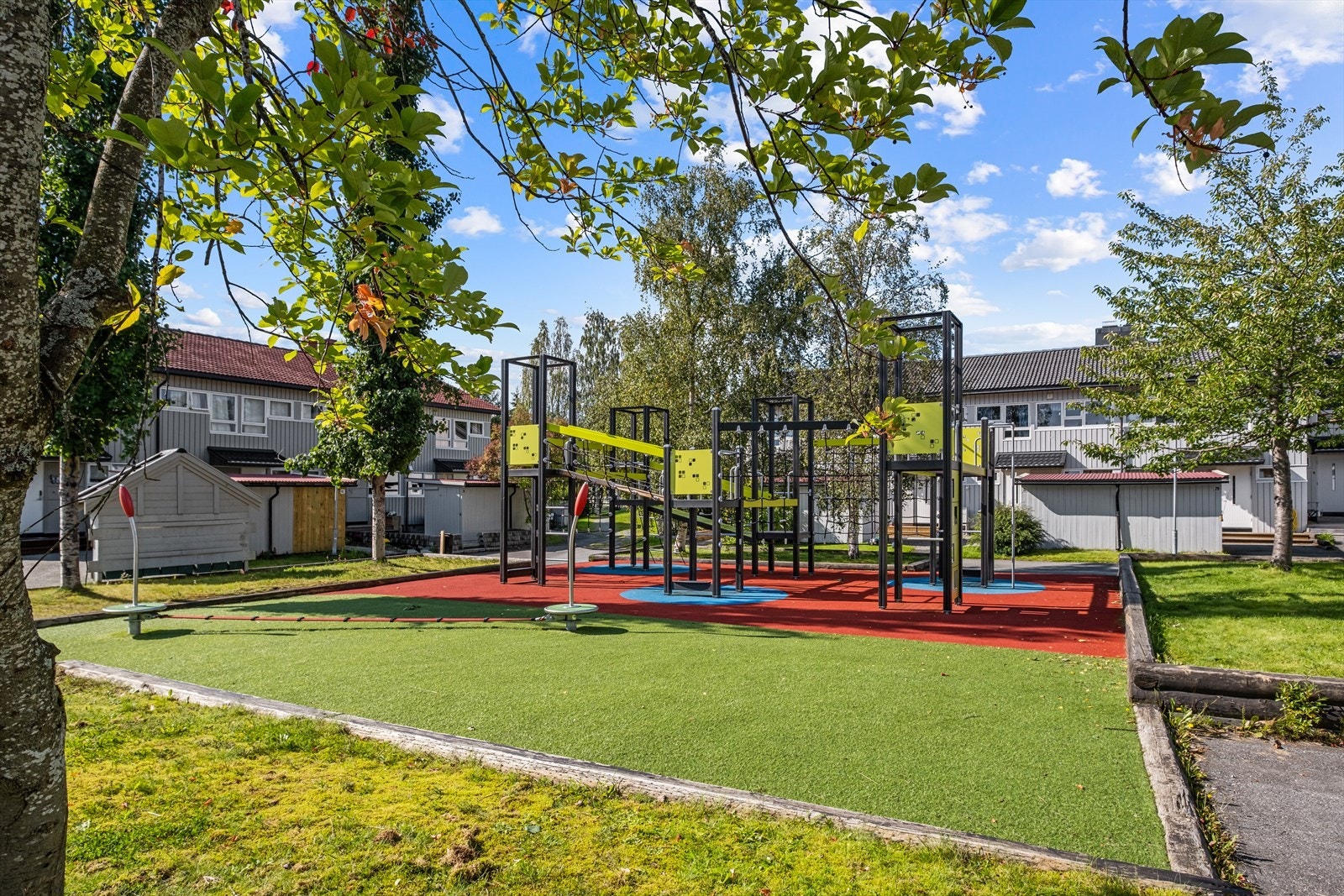 Trygg og velholdt lekeplass for de mindre i borettslaget Galleribilde