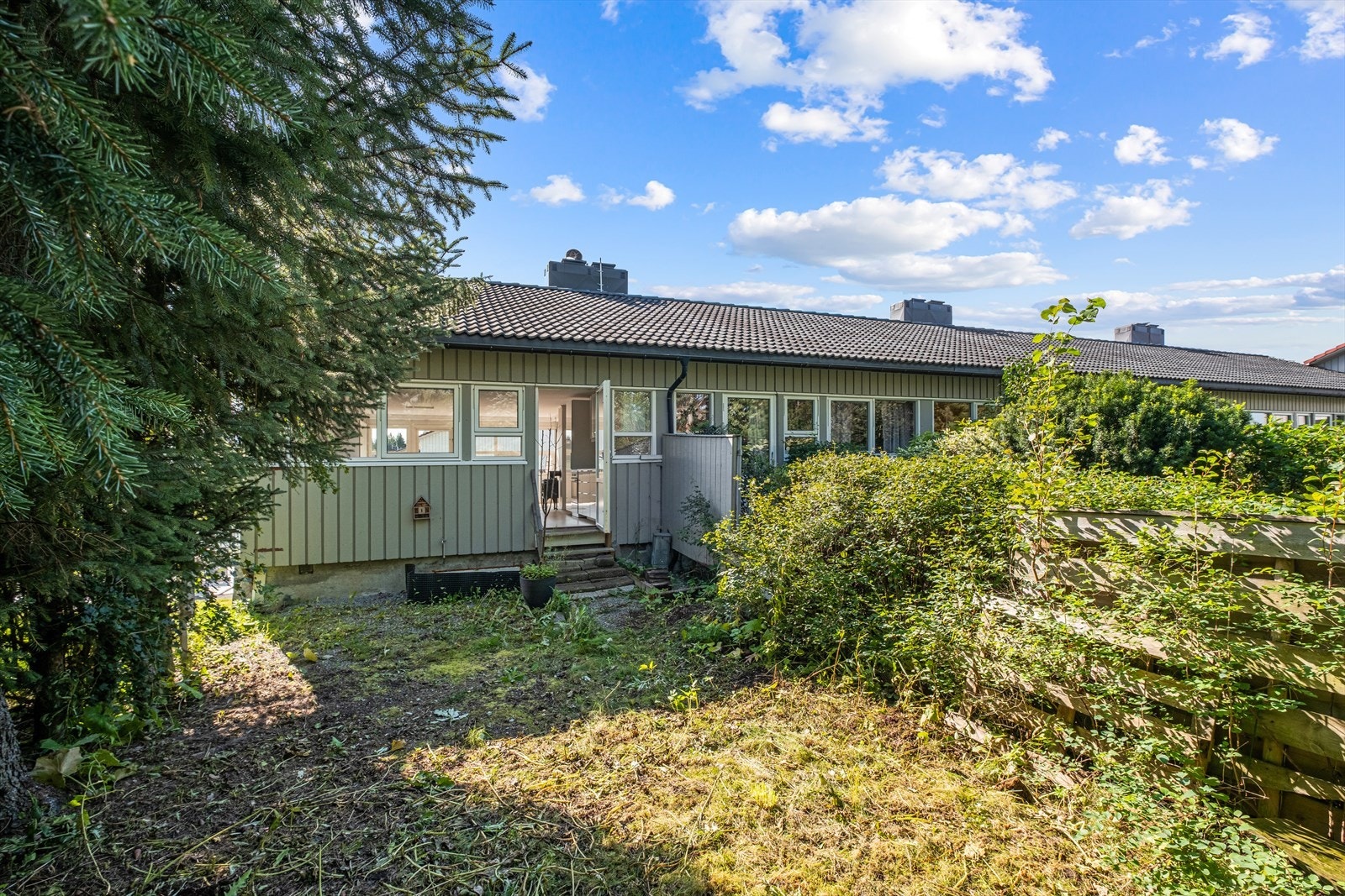 Skjermet hage med god boltreplass Galleribilde