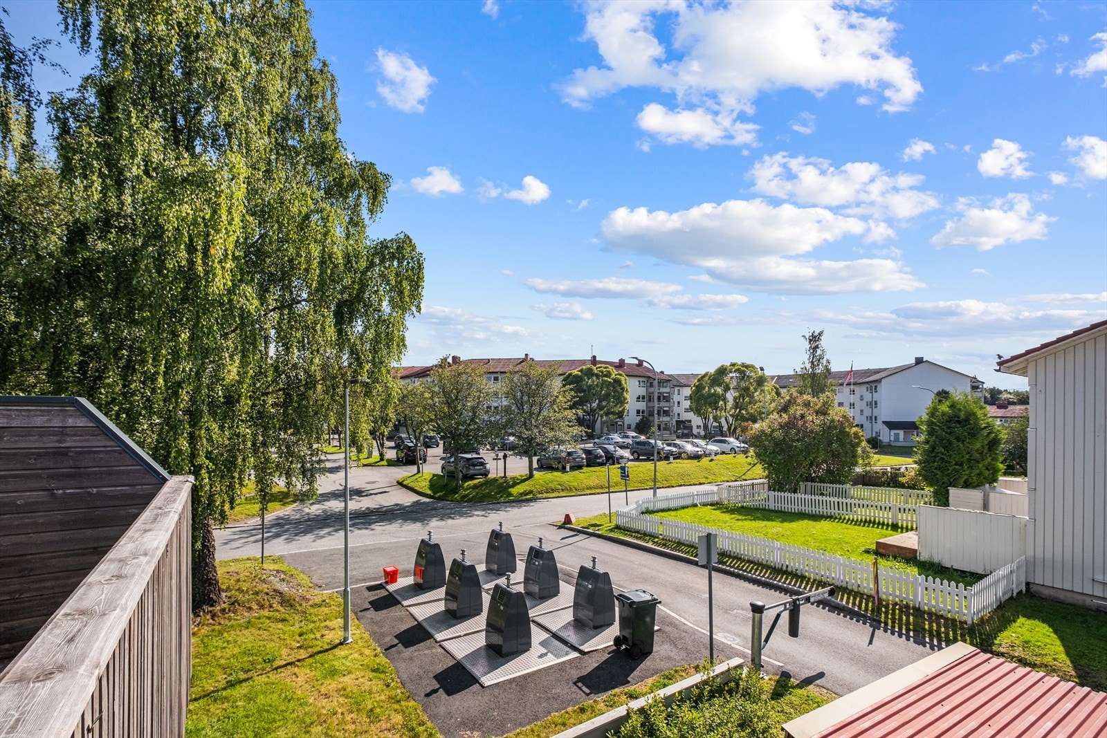 Fra boligen er det gåavstand til barnehage, skole, kjøpesenter, treningssenter, søndagsåpen butikk og kollektiv transport Galleribilde
