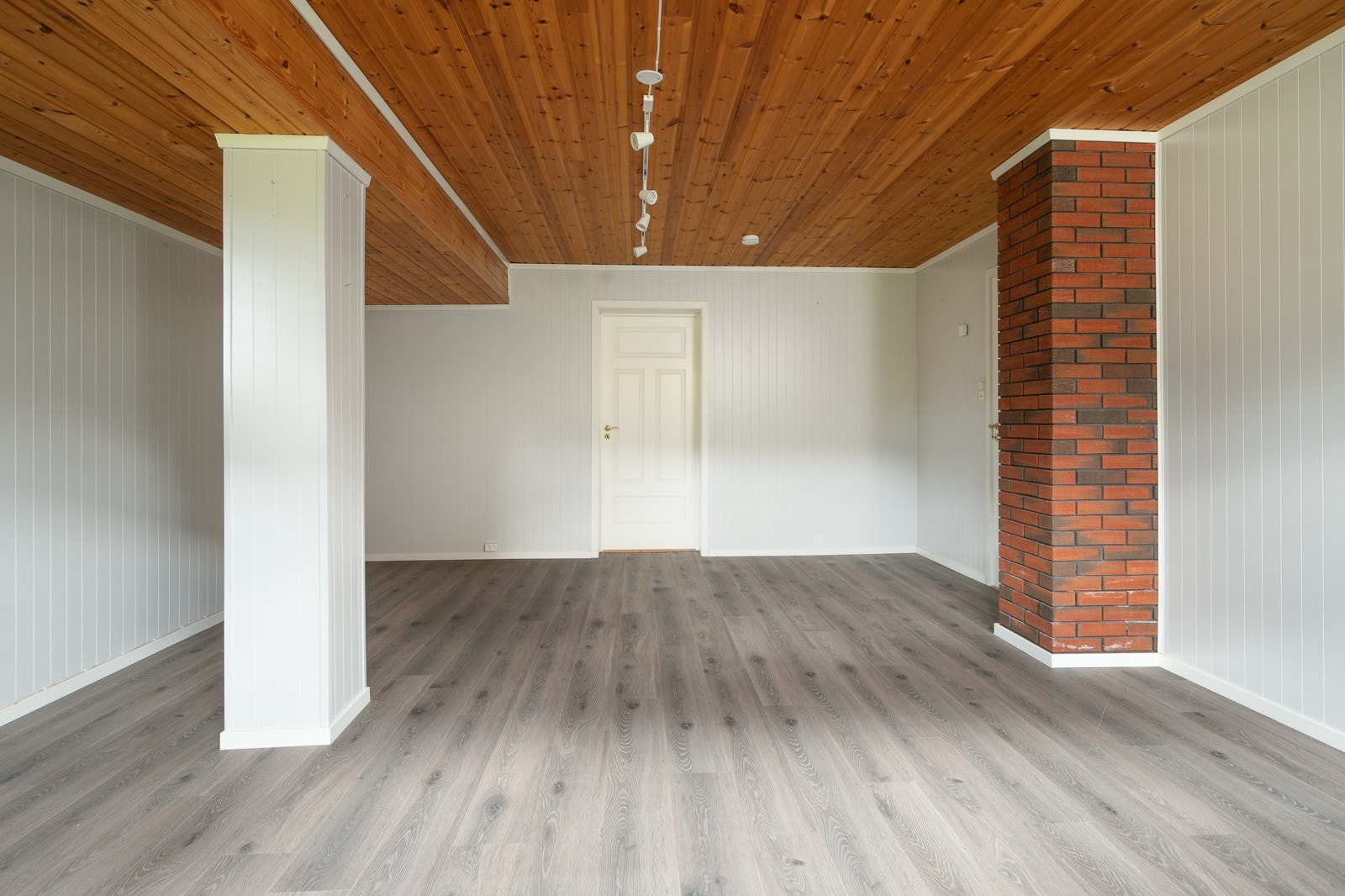 Nyere laminat og lysmalte panelplater Galleribilde
