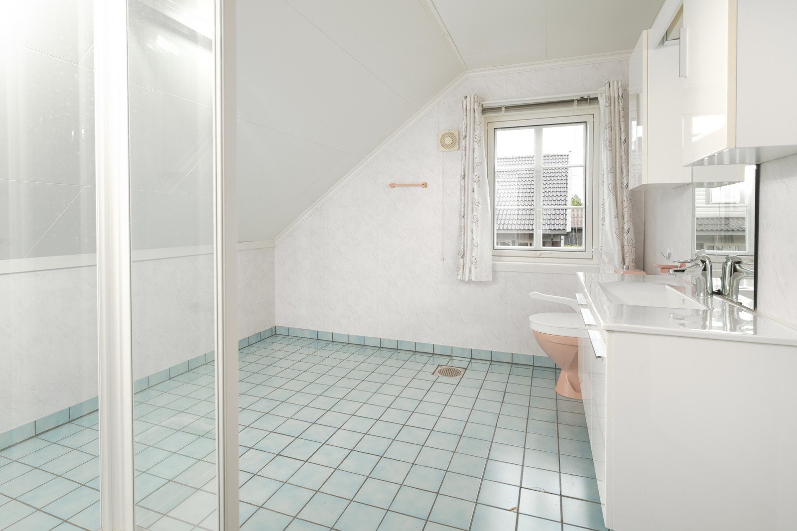 Eldre bad med wc, fliser og tapetserte vegger Galleribilde