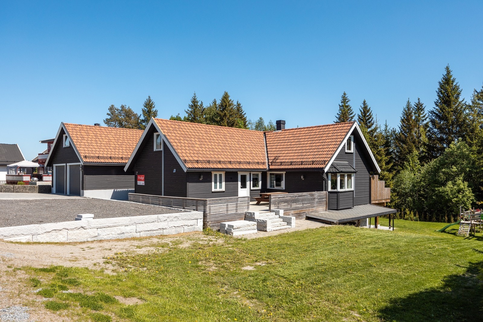Velkommen til Lyngveien 12! En innholdsrik eneboligeiendom med stor hage og flere flotte uteplasser. Galleribilde