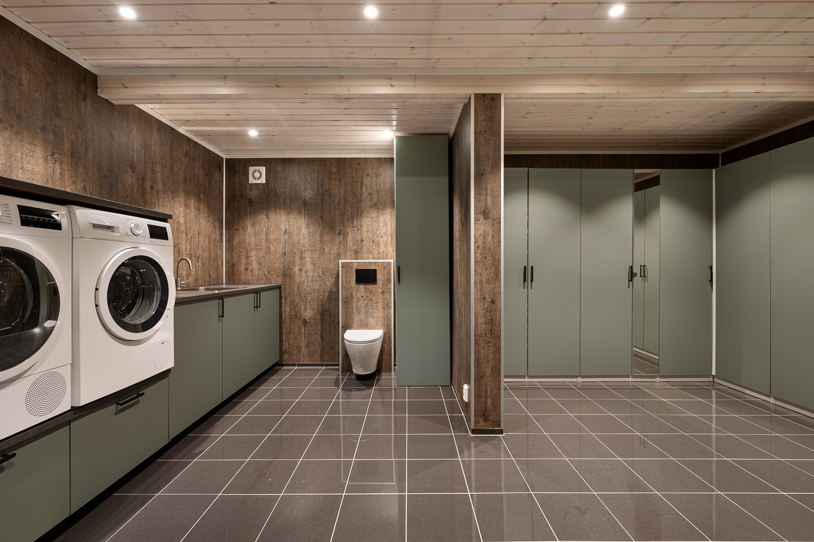 Vaskerommet ble også renovert i 2023 og fremstår som svært romslig. Rommet har flislagt gulv med gulvvarme. Galleribilde