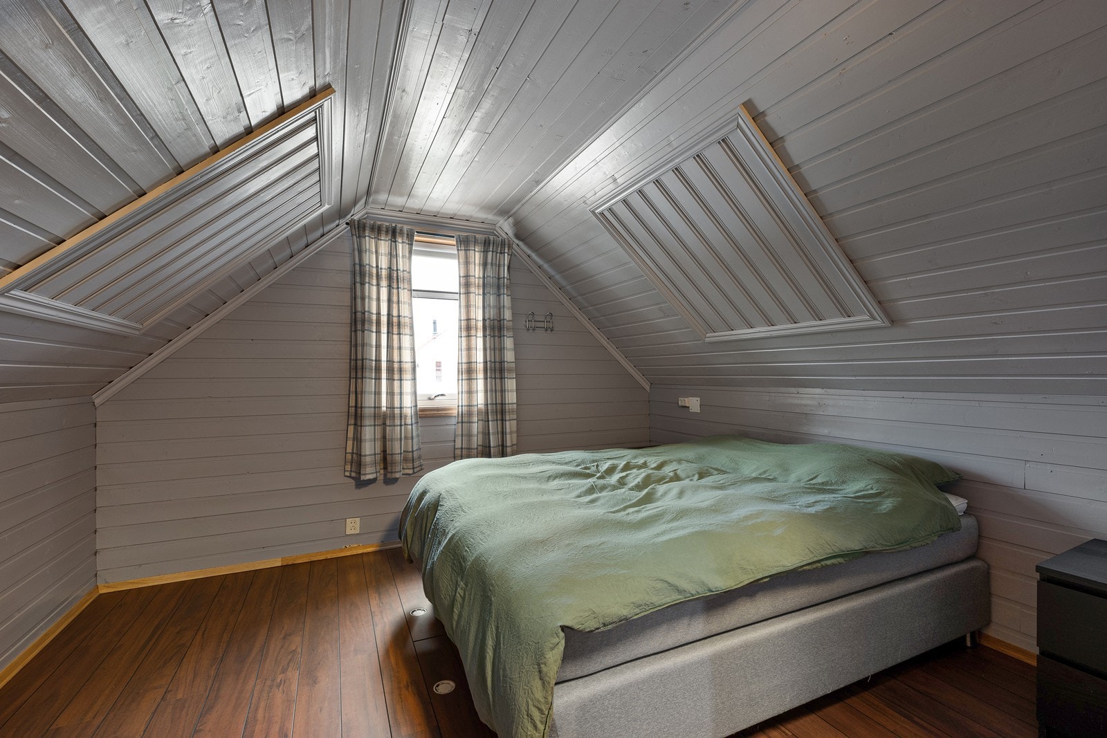 Soverom av god størrelse i boligens 2. etasje. Galleribilde