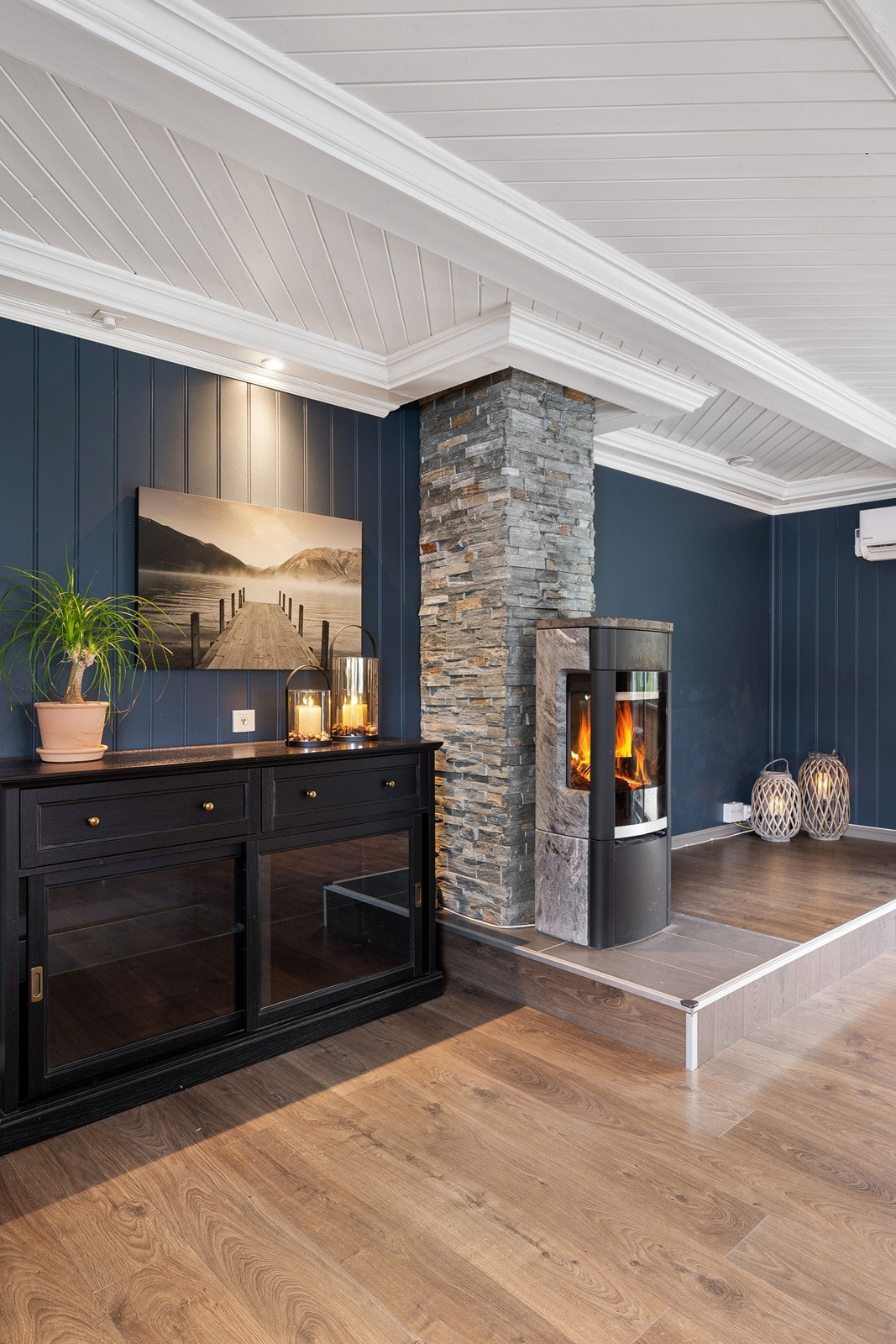 I stuen er det satt inn en peisovn for vedfyring. Det er også luft til luft varmepumpe på vegg i stuen. Galleribilde