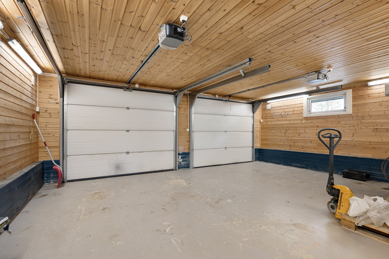 Isolert dobbel garasje med to stk. elektriske porter og støpt gulv. Galleribilde