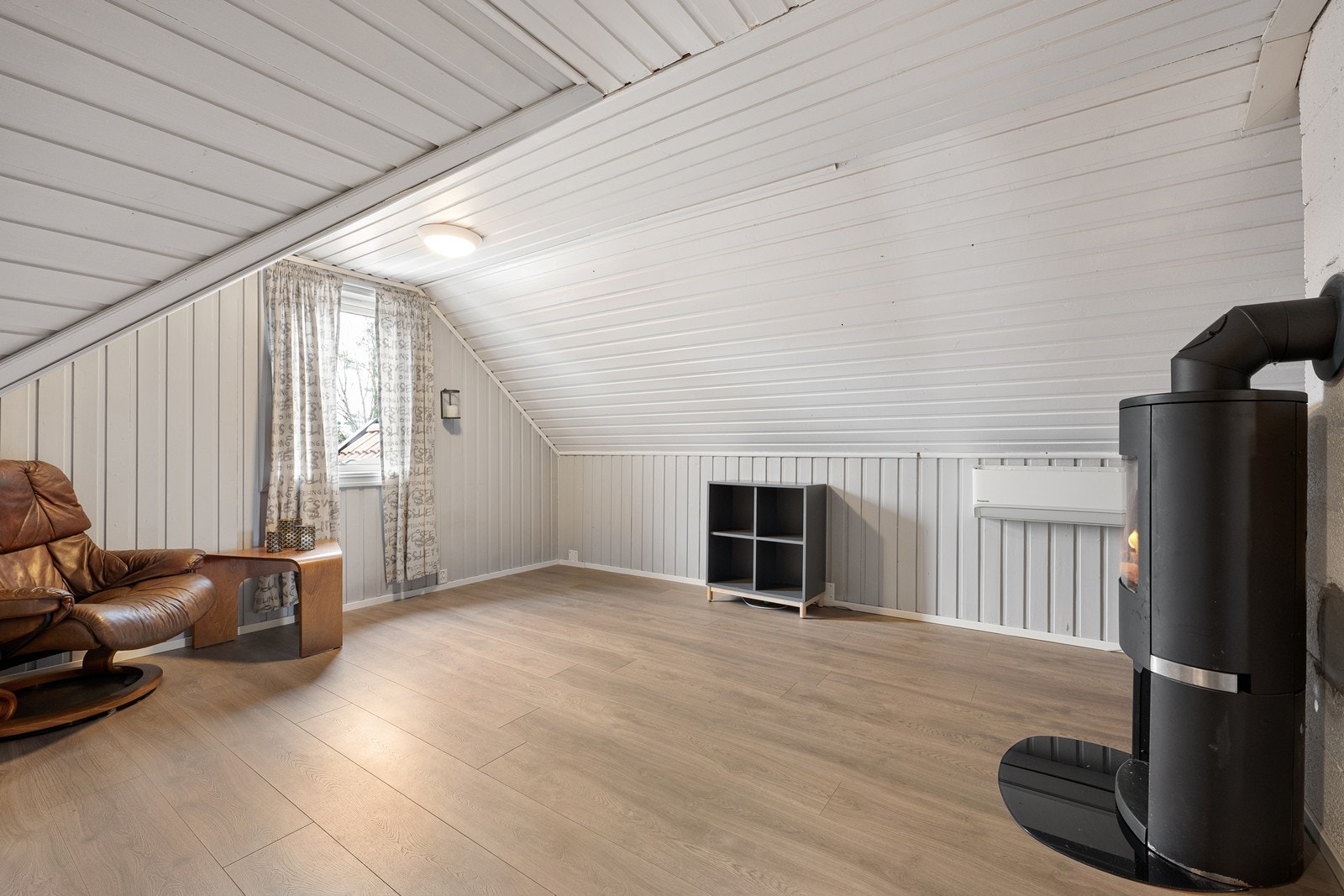 Loftstue med peisovn. Galleribilde