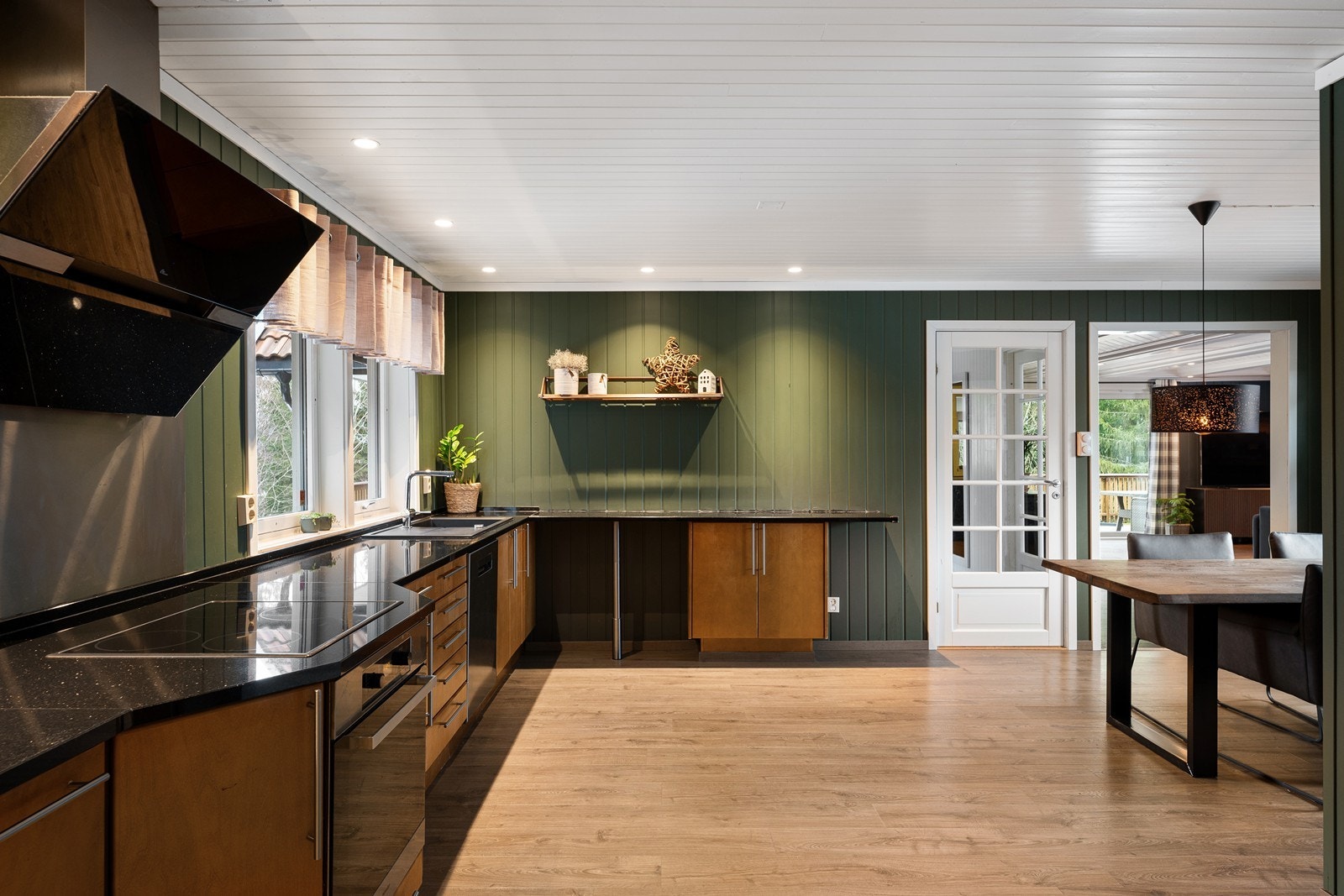 Det er rikelig med skap- og benkeplater i kjøkkenet. Galleribilde