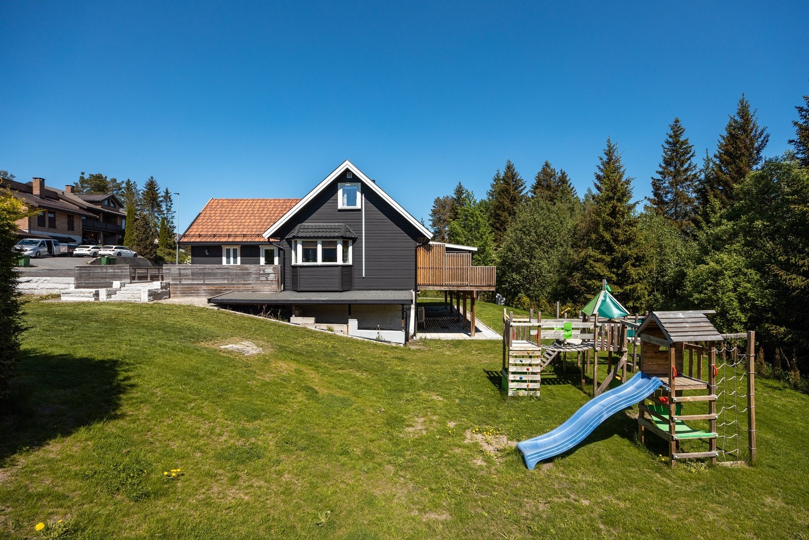 Stor og fin hage som er opparbeidet med plen og beplanting. Her er det mye boltreplass for både store og små. Galleribilde