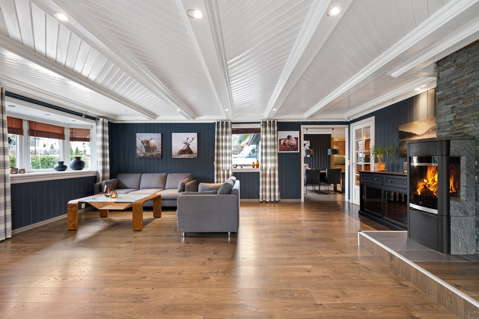 Lys og romslig stue med flotte detaljer i den hvitmalte himlingen med downlights og flott pusset laminatgulv.. Galleribilde