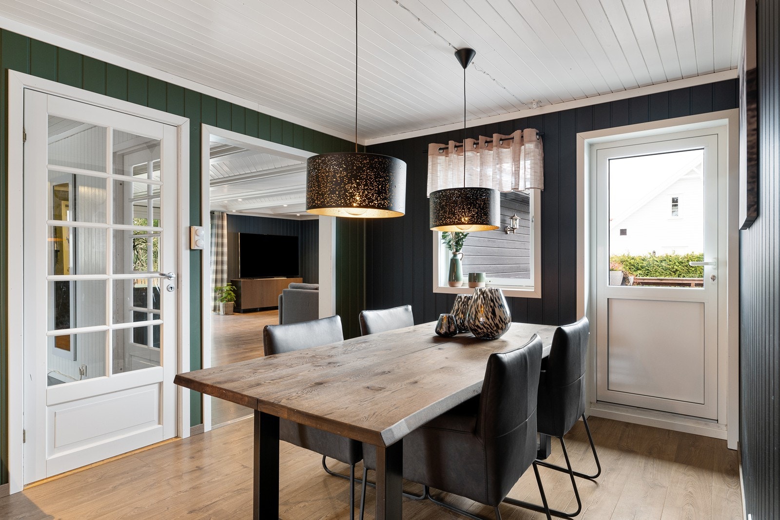 Spiseplass i kjøkken med utgang til den største terrassen. Galleribilde