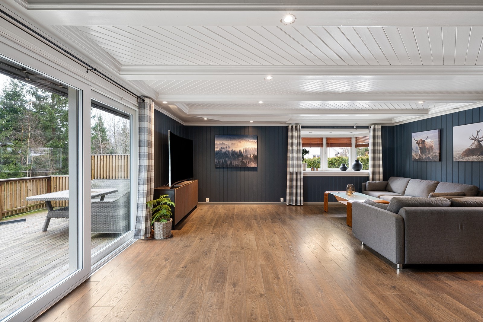 Veggene i stuen er malt i en dyp, delikat blåtone. Galleribilde