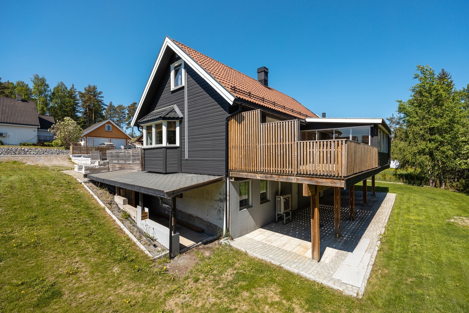 Eiendommen er på ca. 1184 kvm og består av bla. gårdsplass, bolighus over tre plan, dobbel garasje og hage. Galleribilde