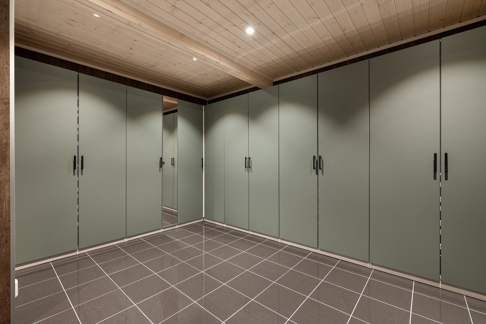 Vaskerommet har svært godt med oppbevaringsplass i garderobeskap langs to hele vegger. Galleribilde