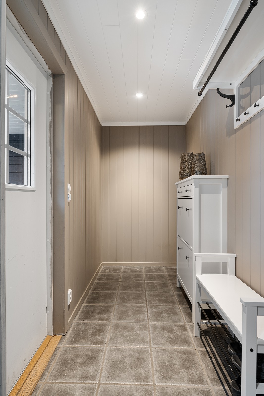 Entre i 1.etasje med plass til å henge fra seg yttertøyet. Galleribilde