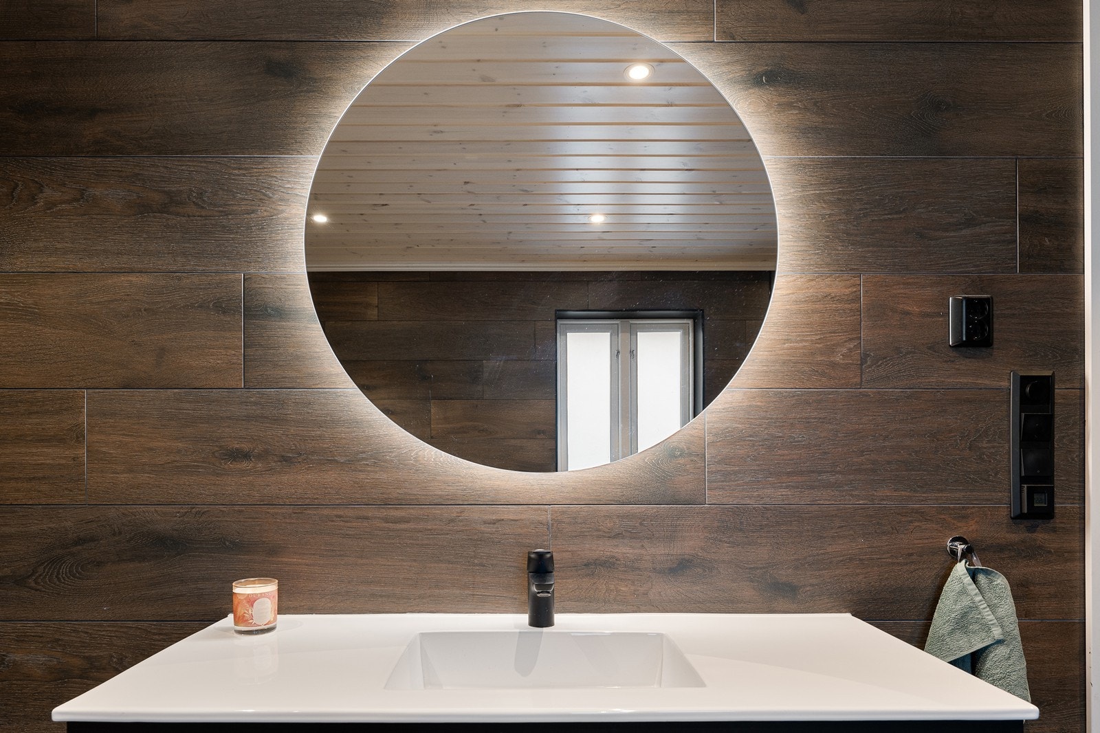 Populært speil med bakgrunnsbelysning over servantinnredningen. Galleribilde