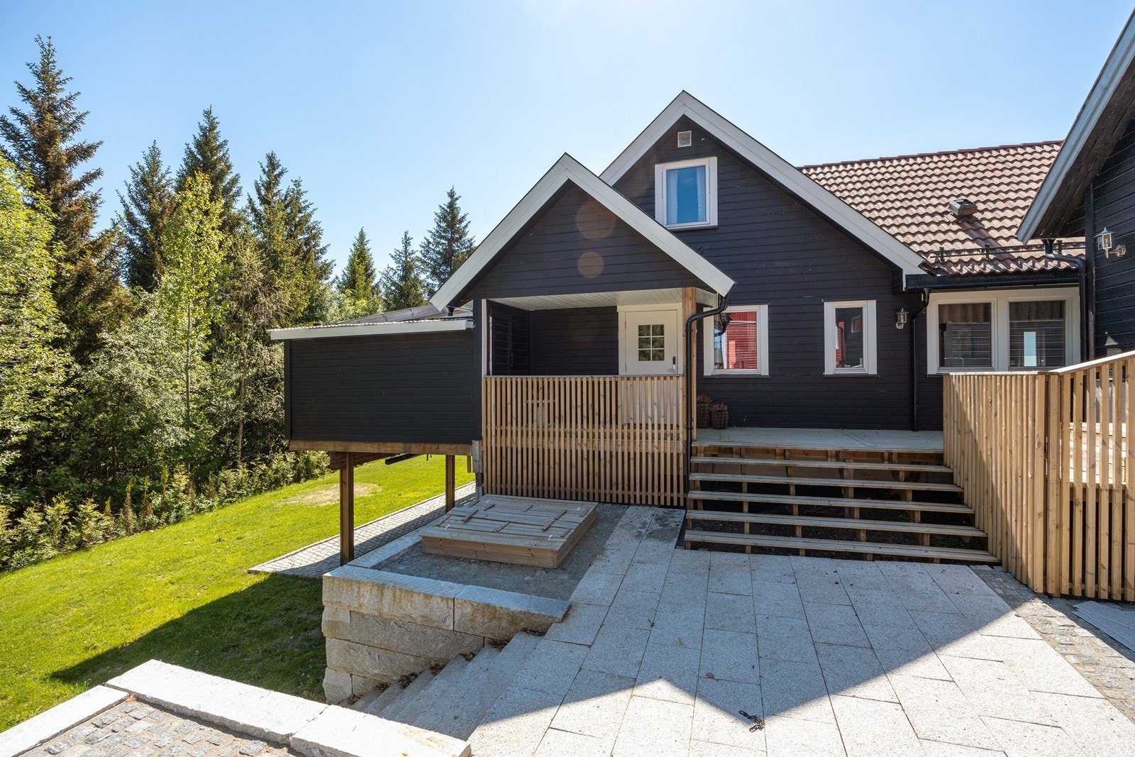 Utvendig trapp i stein i bakkant av garasjen. Garasjen har også egen gangdør med kodelåssystem. Galleribilde