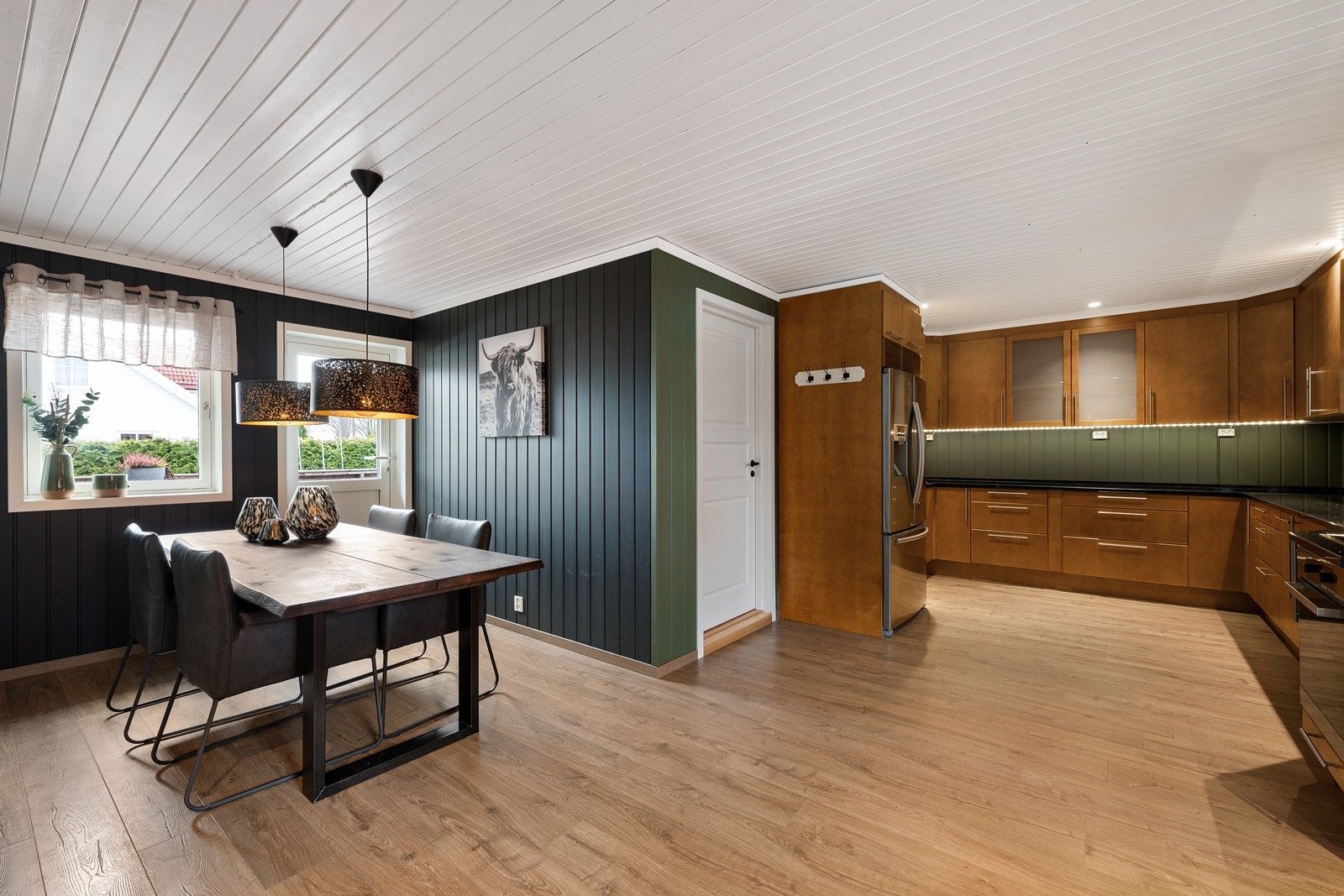 Videre kommer du til et flott kjøkken med mye skap- og benkeplass, samt plass til spisebord. Galleribilde