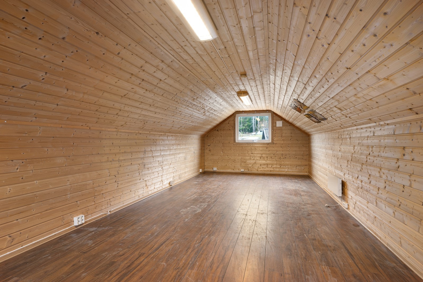 Innredet loft over garasjen. Galleribilde