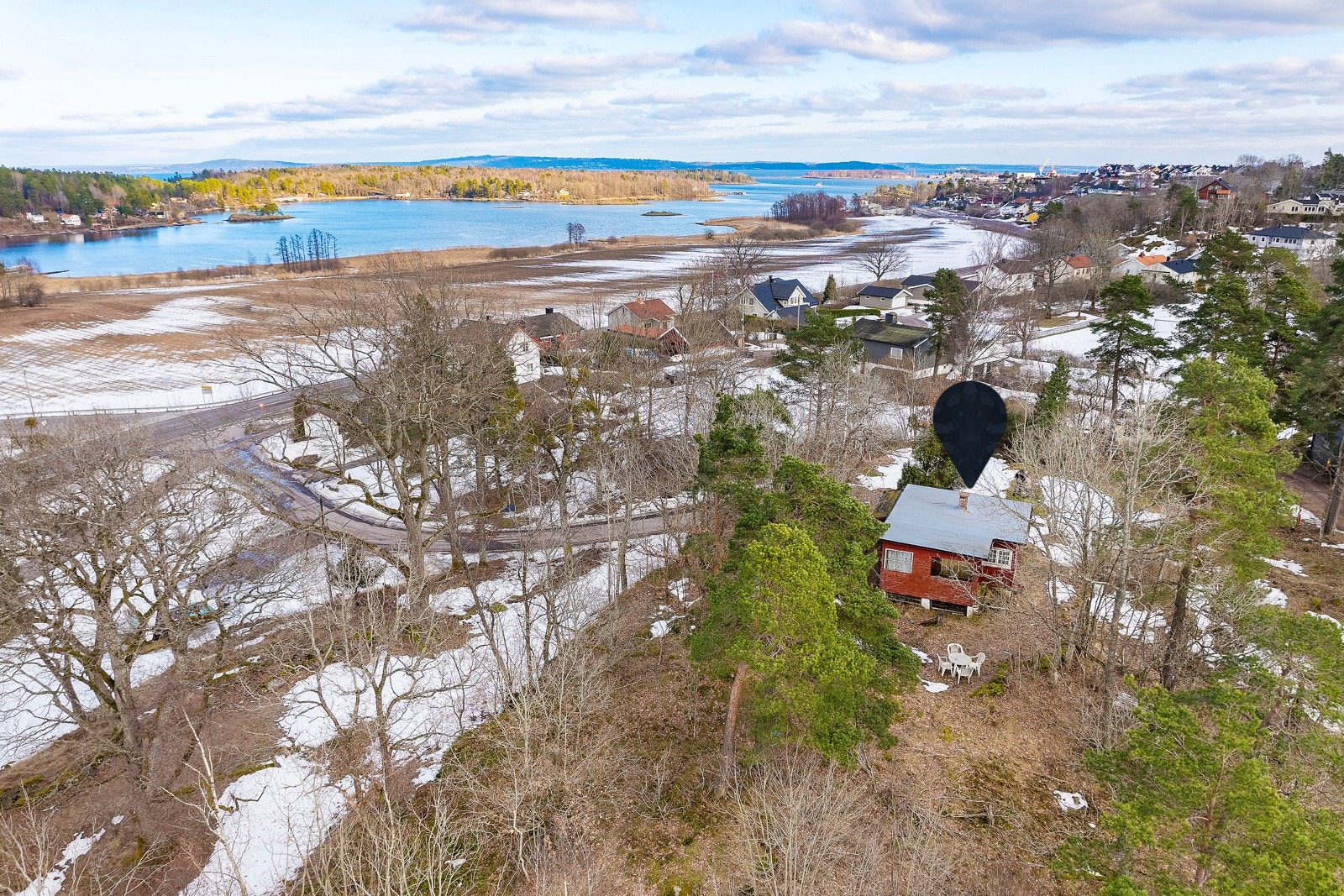 Hytta er beliggende på en liten høyde Galleribilde