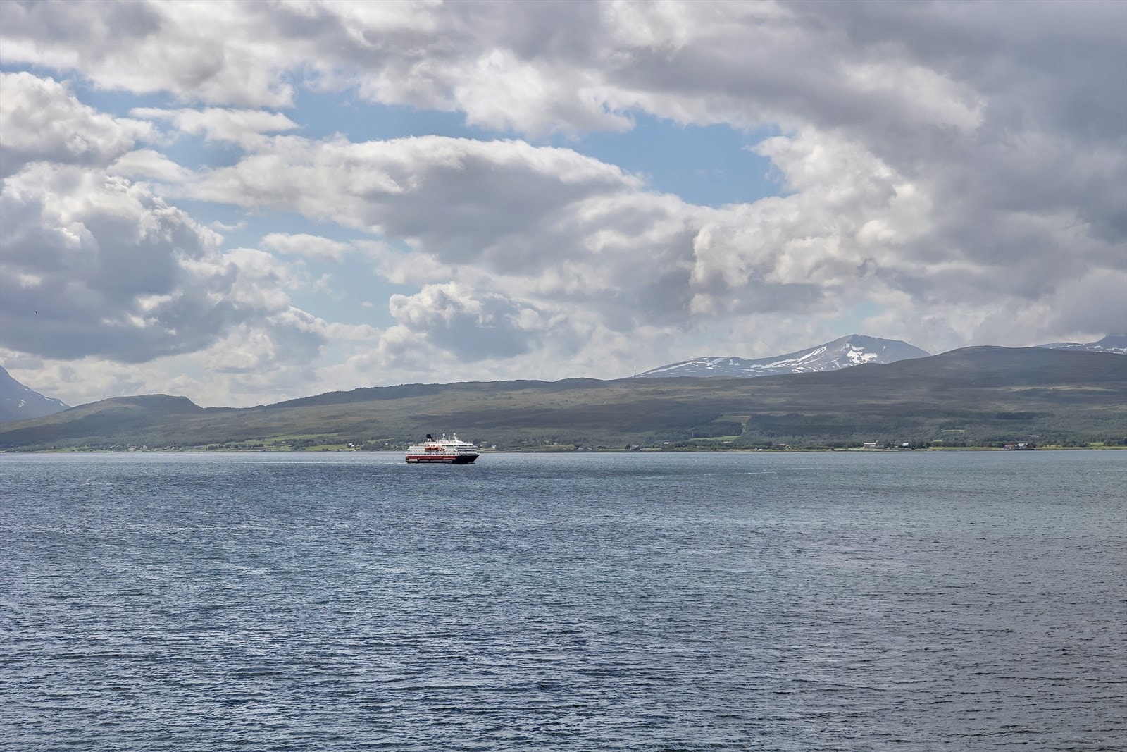 Hurtigruten på vei til Tromsø Galleribilde