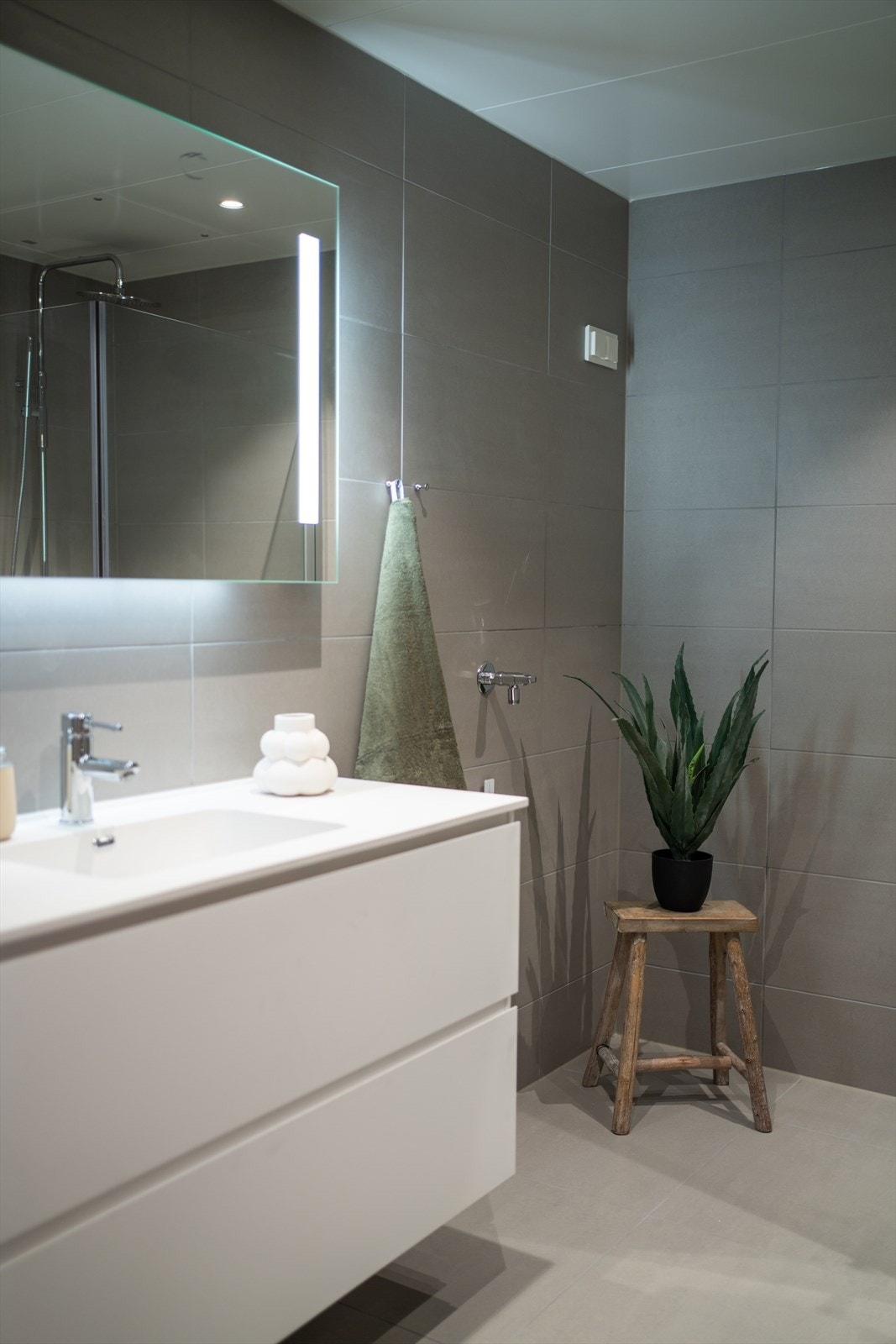 Badet utført i delikate fargevalg. Plass til vaskemaskin på badet Galleribilde