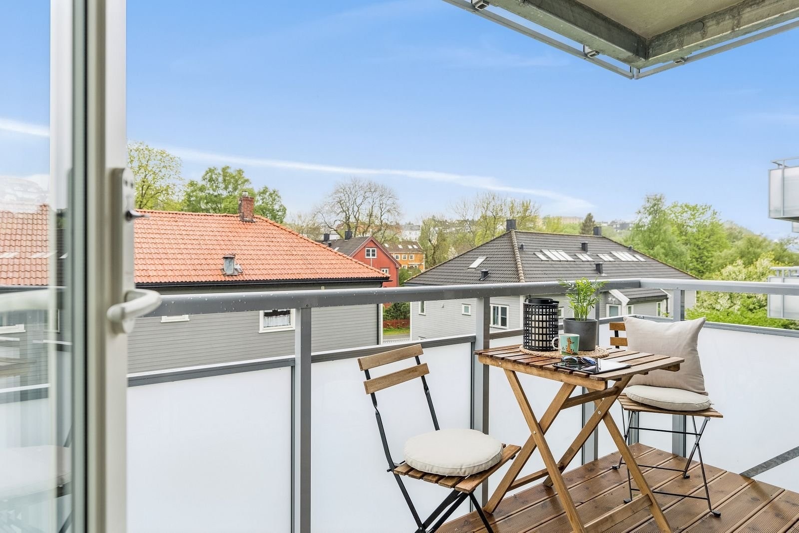 Skjermet balkong med rolig bakgård Galleribilde