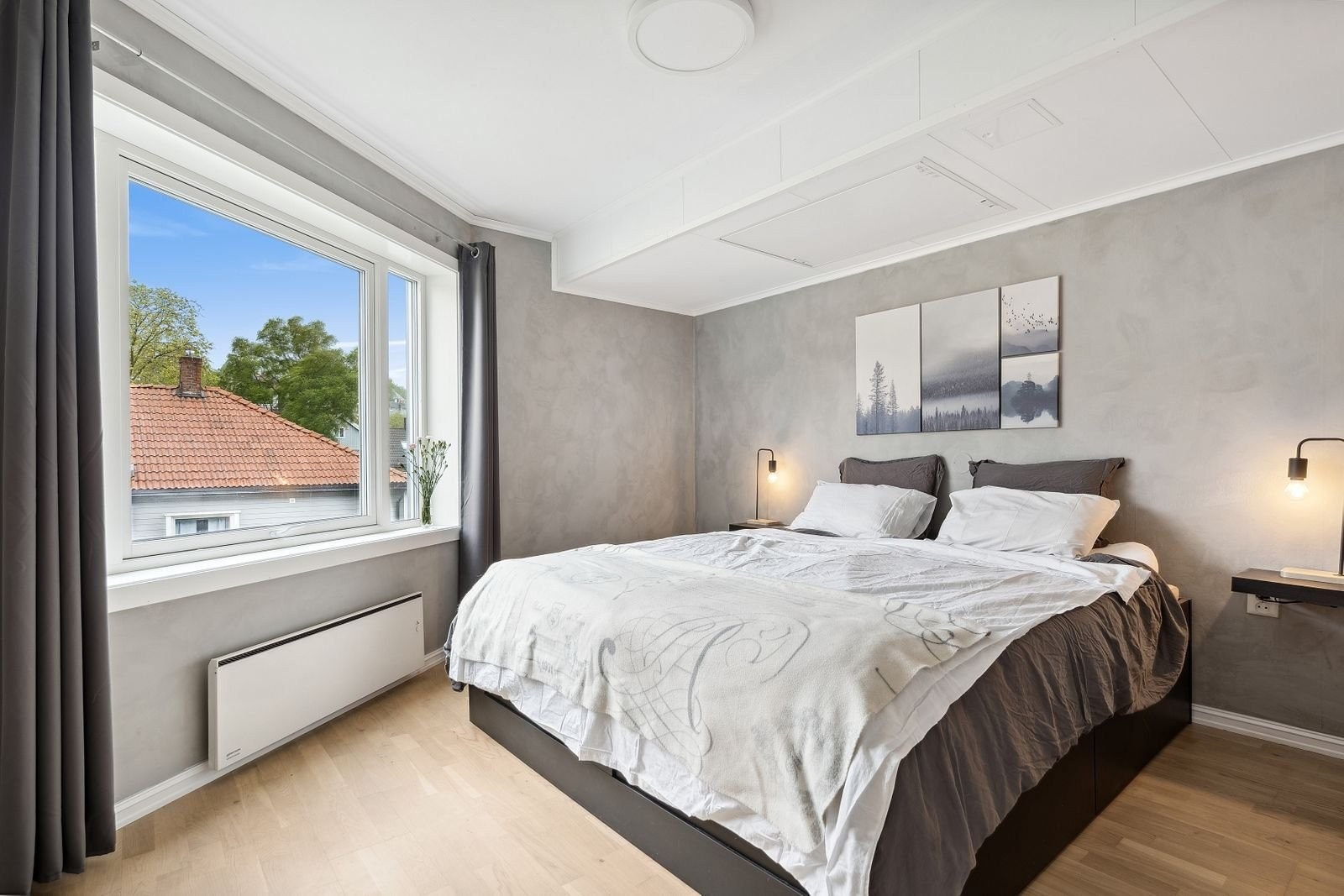 Hovedsoverommet utgjør hele 12,5 kvm og gir god plass dobbeltseng og nattbord. Rommet er utstyrt med garderobeskap. Soverommene vender ut mot rolige omgivelser Galleribilde