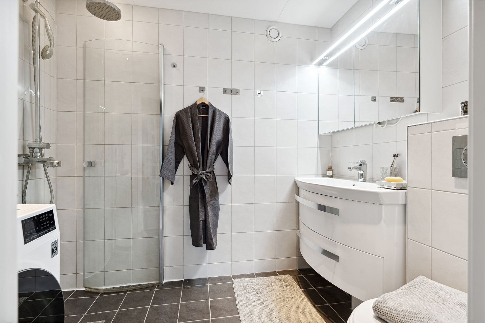 Bad, opplegg for vaskemaskin og tørk Galleribilde