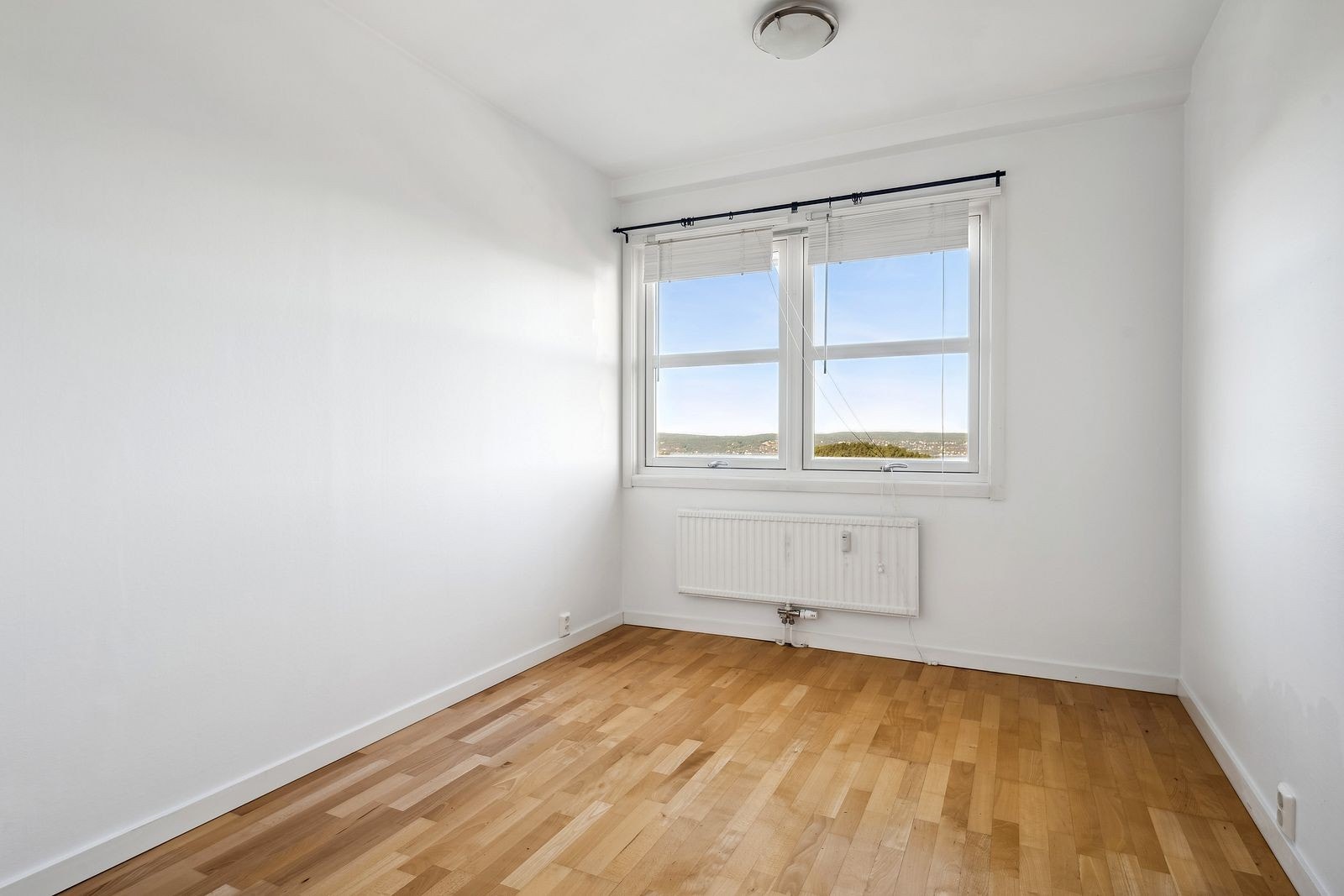 Ett av tre soverom. Her medfølger garderobeskap. Galleribilde